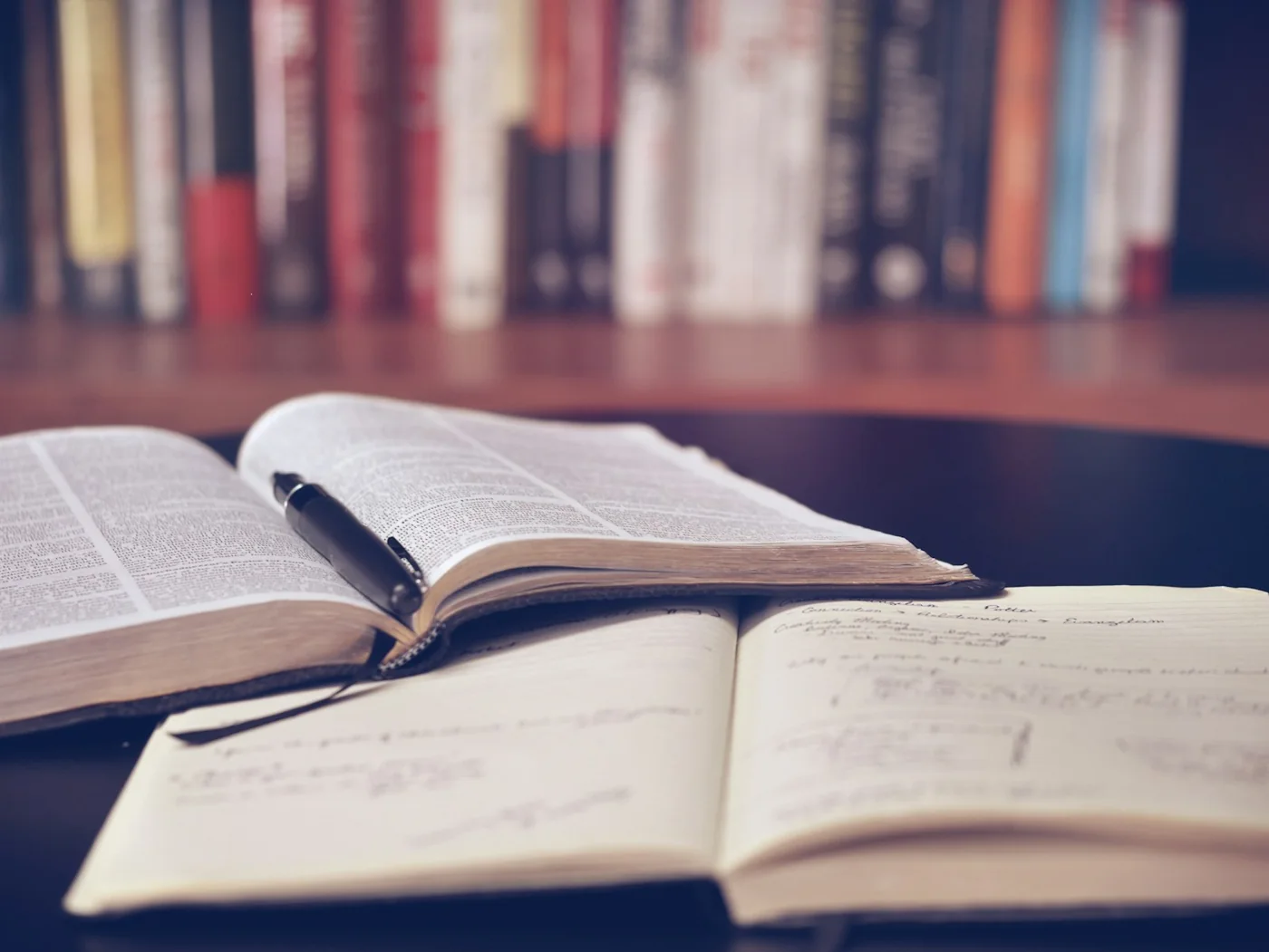 Открытая книга и рабочие записи