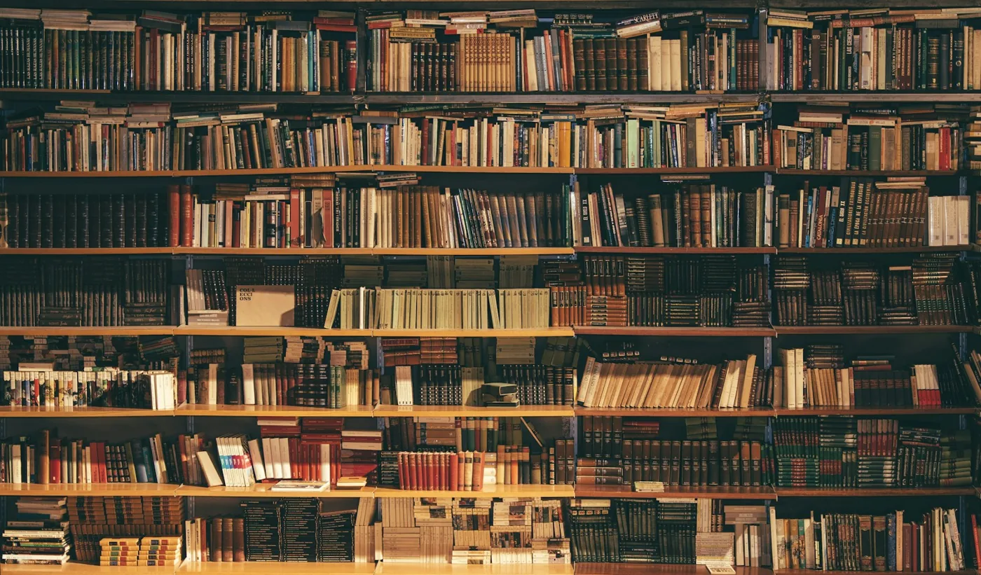 Книжные полки и рабочие места в библиотеке